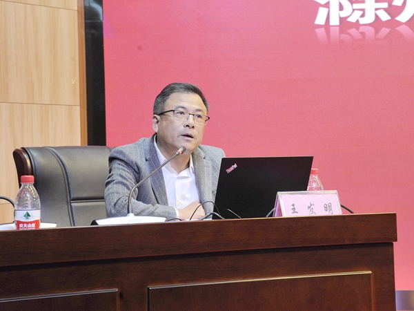 大讲堂老师授课.jpg 大讲堂老师授课.jpg